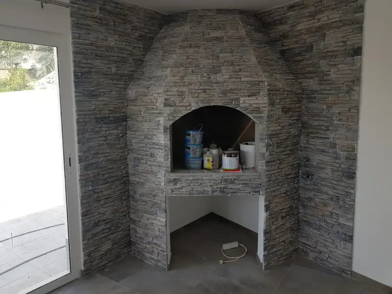 Kamin obložen dekorativnim kamenom Cambi